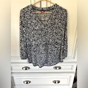 Vince Camuto Black & White Geo Vneck Knit Blouse Size small